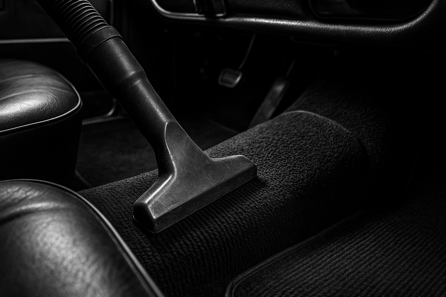 that looks like a light bulb, please make it a vacuum nozzle, vacuuming the floor